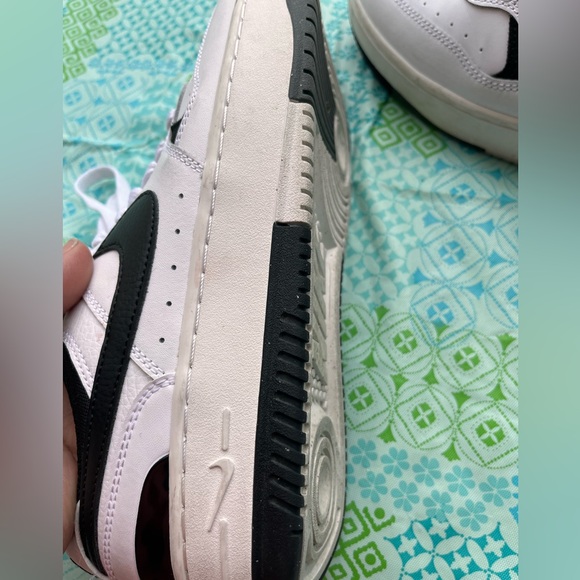 Nike Black and White Sneakers - Picture 3 of 8